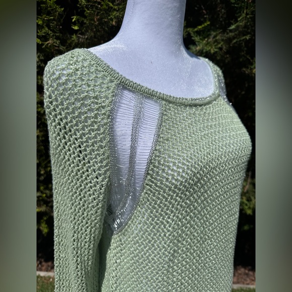 NWT Jennifer Lopez Green Long Sleeve Crew Neck with Open Shoulder Silhouette Med - Picture 2 of 5